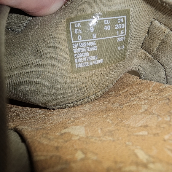 Clark's Cloudstepper Sage Green Thong Sandals - Picture 8 of 10